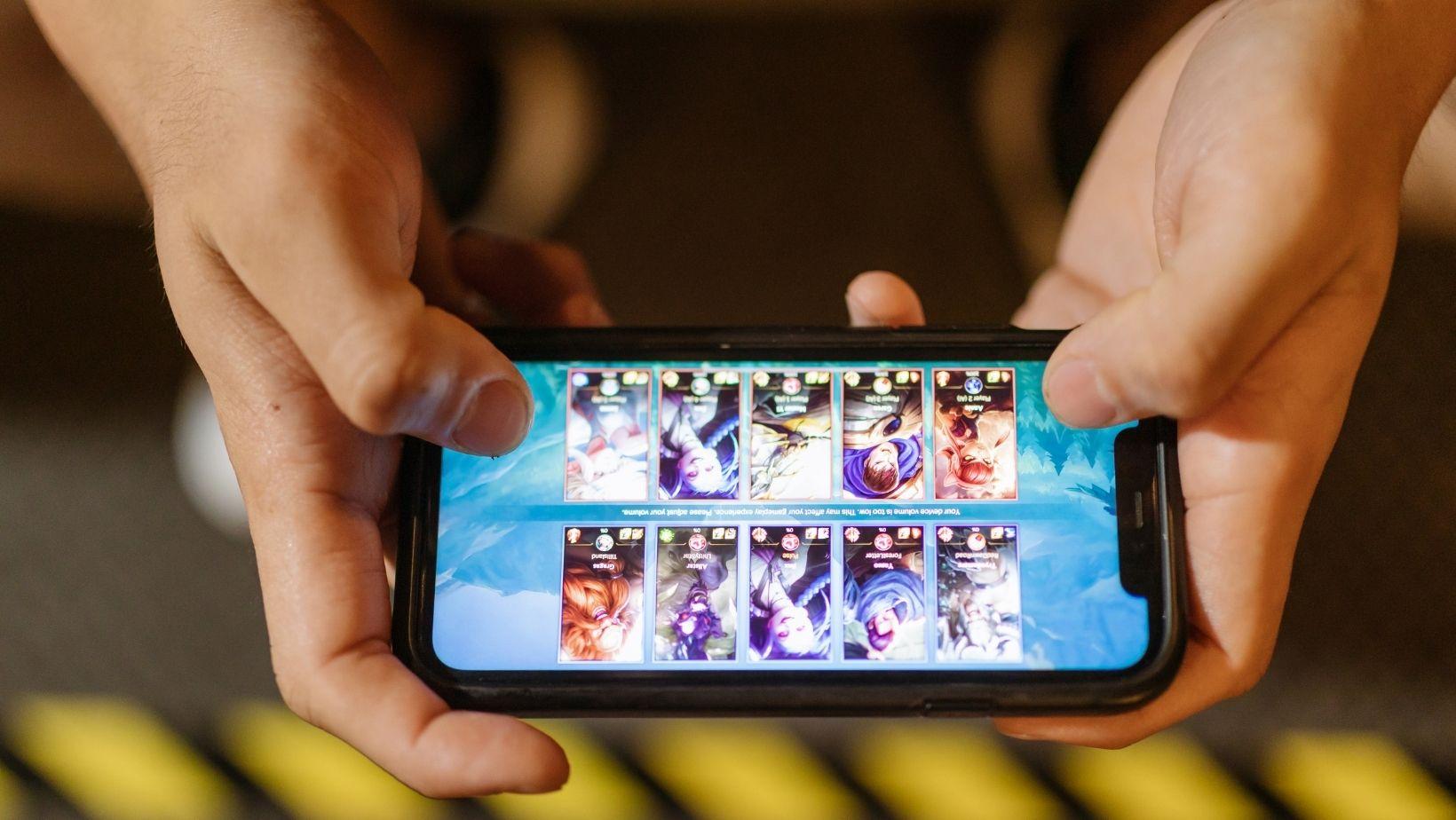 cross-platform online games, online gaming growth, mobile cross-platform gaming, multiplayer games development, cross-platform game engines, benefits of cross-platform gaming, global online gaming trends, online game industry analysis, cross-platform gaming market, multiplayer game success